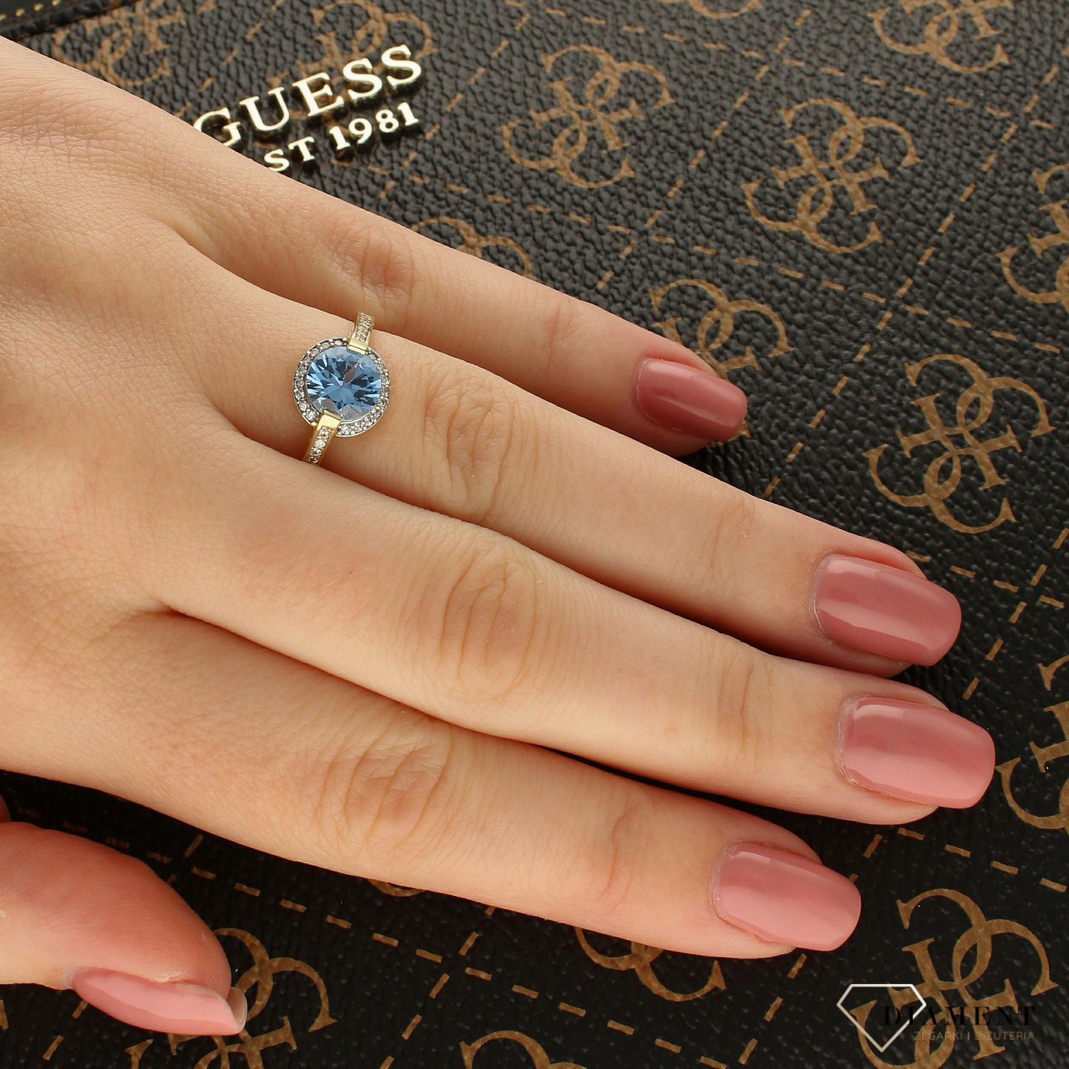 Piękny złoty pierścionek z niebieską cyrkonią PI 3558A (1).jpg